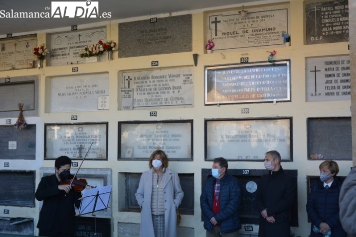 Sentido homenaje a Unamuno en el cementerio por el 85 aniversario de su muerte